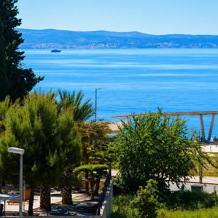 Znjan Beachfront Apartament